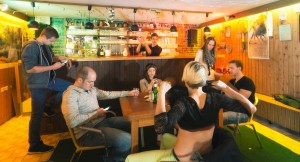 fotoshooting-smartphone-sucht-bar