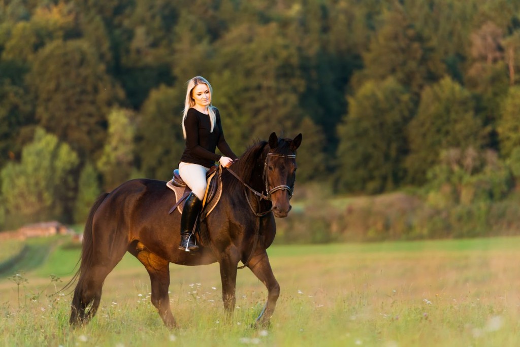 Junge hüsche Frau genießt die Freizeit mit ihrem Pferd bei einem Fotoshooting mit Fotograf Rainer Rössler