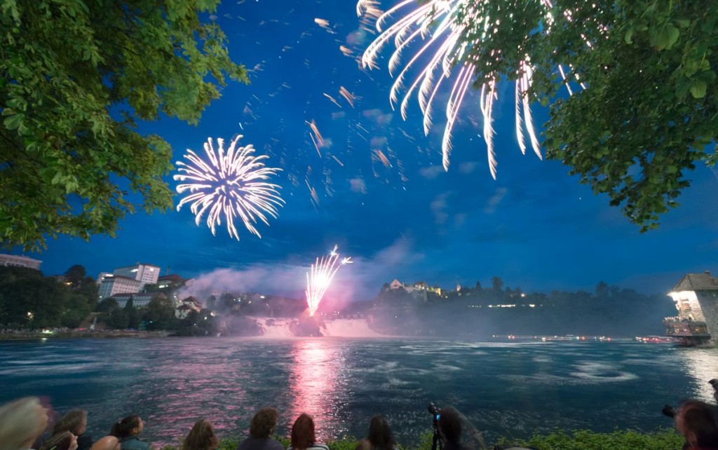 Schweiz-Rheinfall-Feuerwerk-Fire-on-the-rocks-2015-01