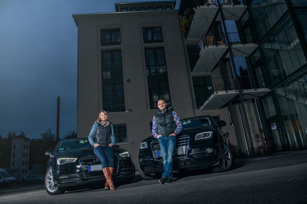 Pärchen beim professionellen Fotoshooting mit deren Autos in Rottweil Neckartal
