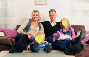 Familienfotoshooting zuhause - Familienfoto einer glücklichen Familie fotografiert zuhause in den eigenen vier Wänden gemütlich im Wohnzimmer