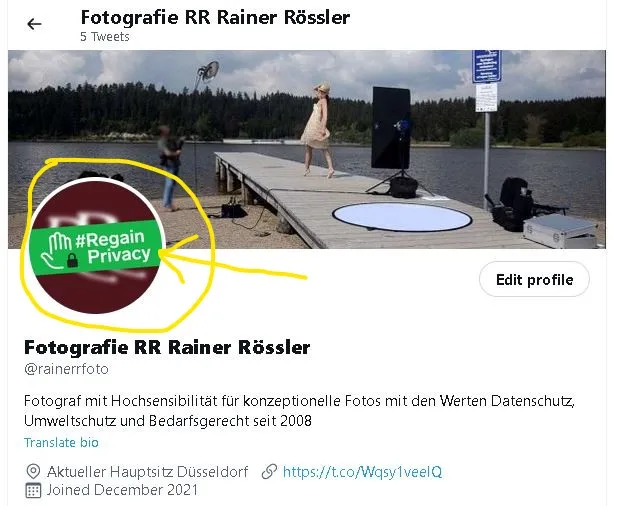 Screenshot von twitter.com: Profibild von Fotografie RR Rainer Rössler Profilbild mit #RegainPrivacy-Banner mit gelber Markierung