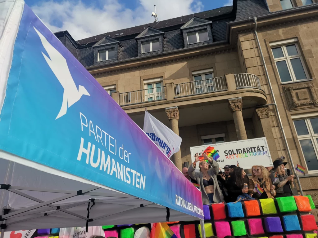Pavillion der Partei der Humanisten und Menschen am Feiern und einem Schild mit der Aufschrift Solidarität hat viele Farben. Beim CSD Düsseldorf 2021
