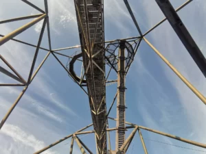 Himmel und Gerüst aus Stahl. Treppen. Blick von unten.