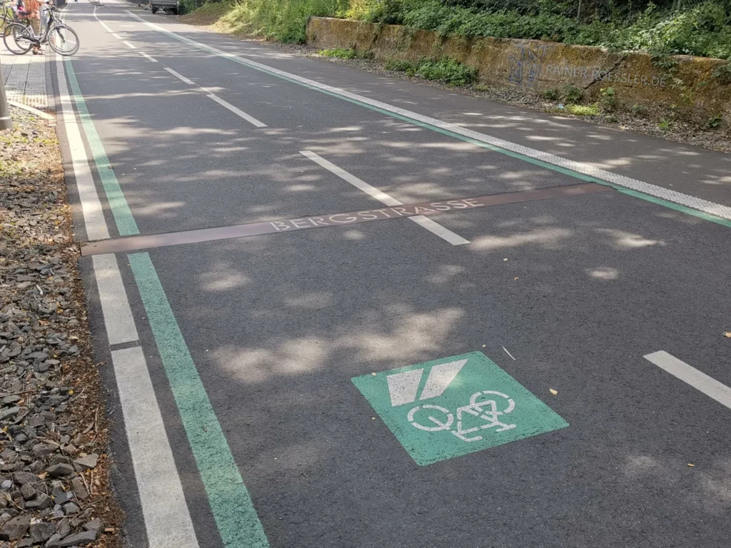 Fahrradweg mit Schriftzug Bergstrasse und Aufdruck Symbol für Fahrrad und Schnellweg (Autobahn)