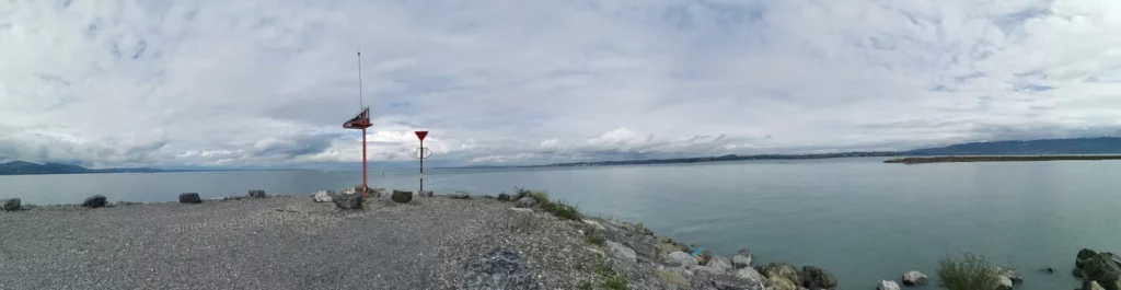 Panorama Aussichtspunkt. Wasser vom Bodensee. Schild und elektronische Einrichtung. Bedeckter Himmel.