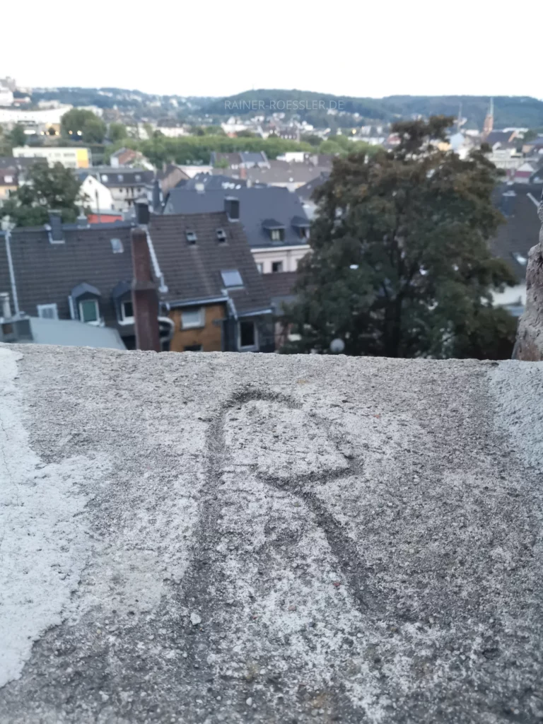 Buchstabe R im Felsen und Aussicht auf Wuppertal