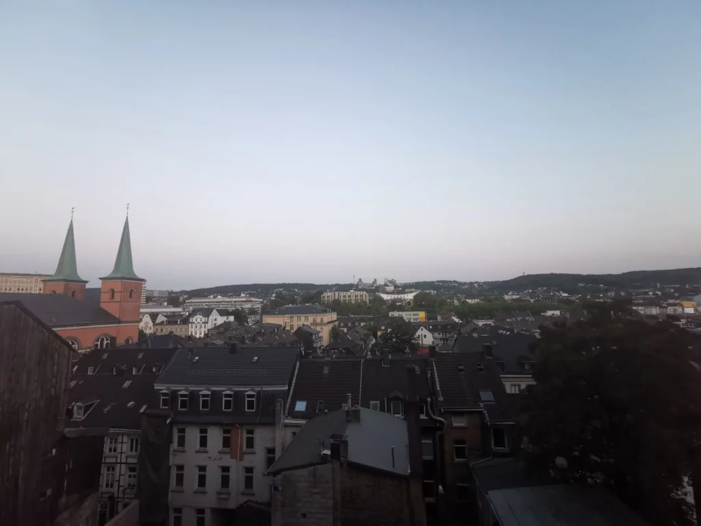 Aussicht über Wuppertal auf Gebäude, Natur und Kirche