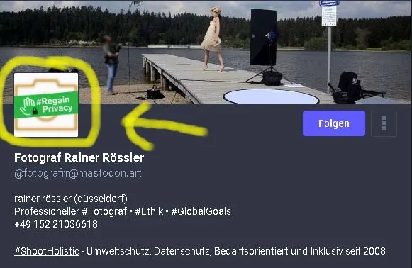 Screenshot von einem Account bei Mastodon. Mit einem gelben Pfeil auf das gelb hervorgehobene Profilbild des Fotografen Rainer Rössler erstellt mit einem Profilbild Generator für #RegainPrivacy von Threema