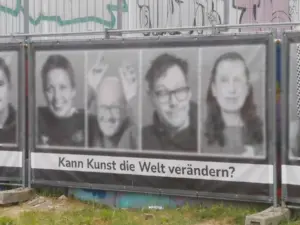 Ein Banner auf einem Gerüst. 4 Gesichter, welche digital etwas anonymisiert wurden. Darunter steht 