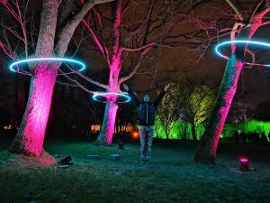 Parkleuchten Grugapark Essen Rüttenscheid Februar 2020 Bäume Kreise Querformat Weitwinkel Mann ruhend kraftvoll Universum Vertrauen Kreislauf pink grün hellblau