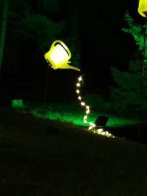 Parkleuchten Grugapark Essen Rüttenscheid Februar 2020 Lichtinstallation Gießkanne fließend Hochformat grün gelb leuchten