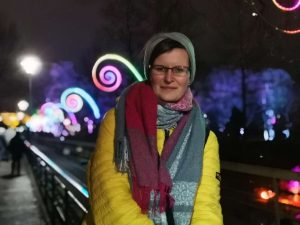 Personenfotograf Essen - Schüchterne Schönheit im Bann der Spiralen Parkleuchten Grugapark Gruga Stadt Essen NRW Nachtaufnahme Lachen Lichtermeer