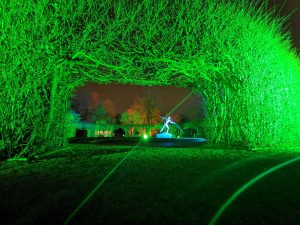 Parkleuchten Grugapark Essen Rüttenscheid Februar 2020 Querformat Weitwinkel Skulptur Speerwurf Baum Bogen Pforte Portal grün neonfarben mystisch Märchenwald