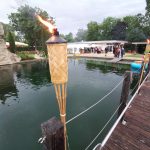 Piratenfest 2019 Naturbad Aachtal_Wasser_Fackeln_Holzbrücke_Weitwinkel_Atmosphäre_Besucher