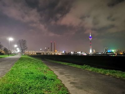 Die Ruhe am grünen Oberkassler Rheinufer in Düsseldorf kurz vor dem Silvester-Feuerwerk 2019/2020