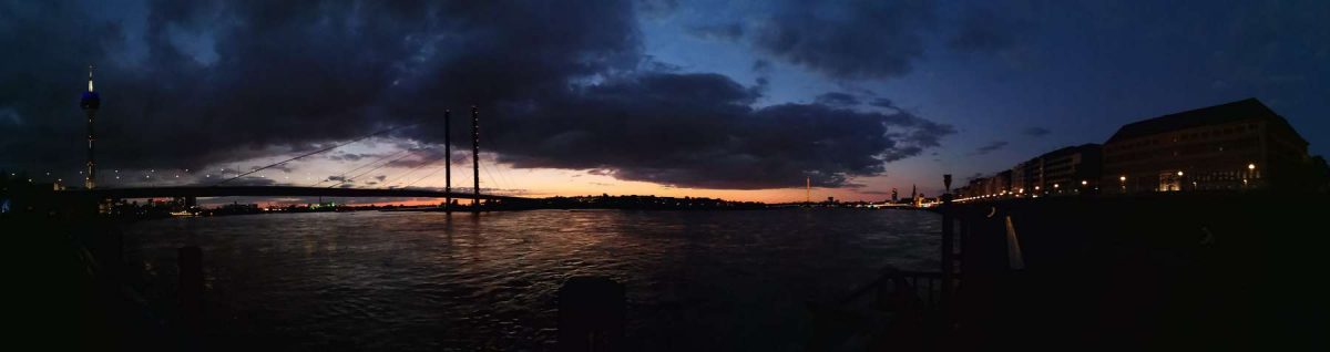 Panorama-Shoot des Düsseldorfer Rheinufers in den magischen Lichtern eines lauen Frühlingsabends