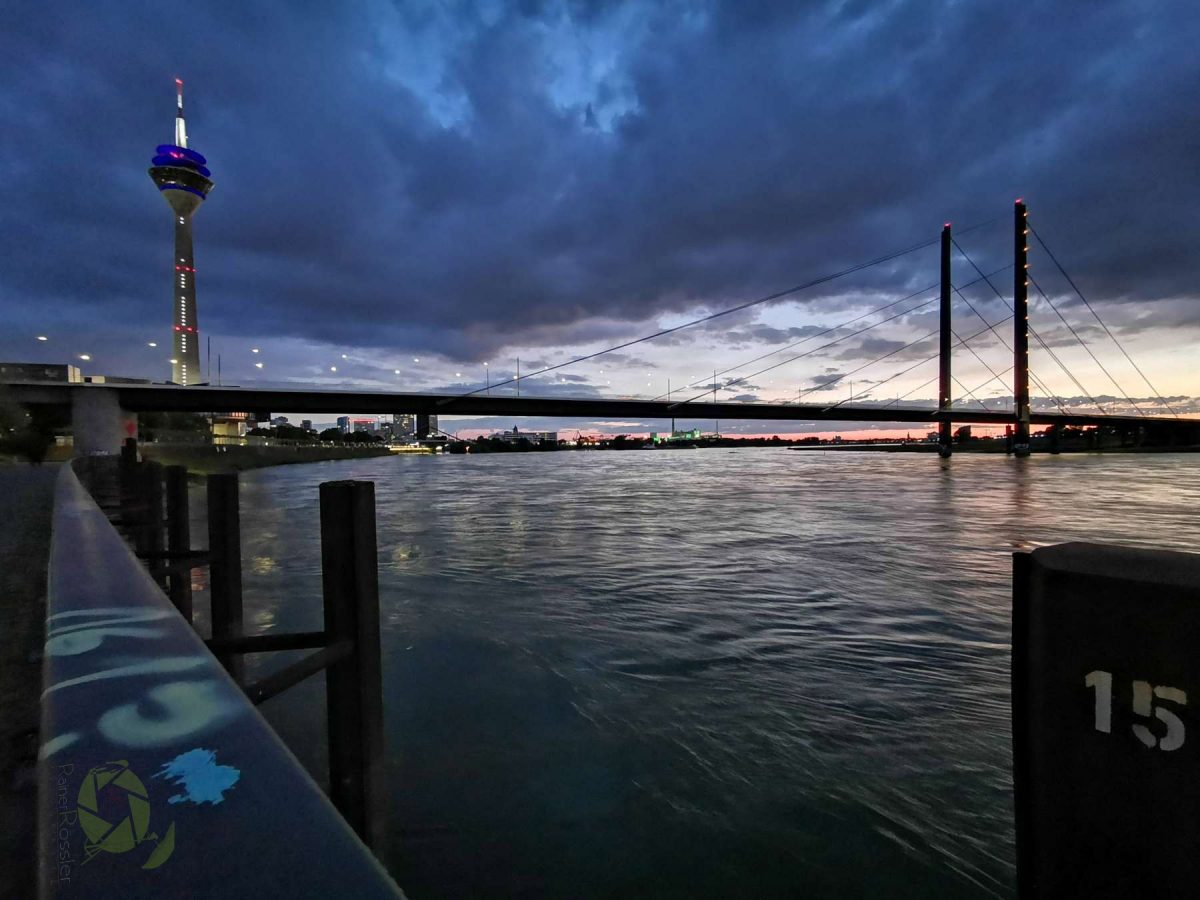 Lauer Mai-Abend an der Düsseldorfer Promenade - Lichter der Stadt mit Rheinkniebrücke, Rheintorturm und Rhein