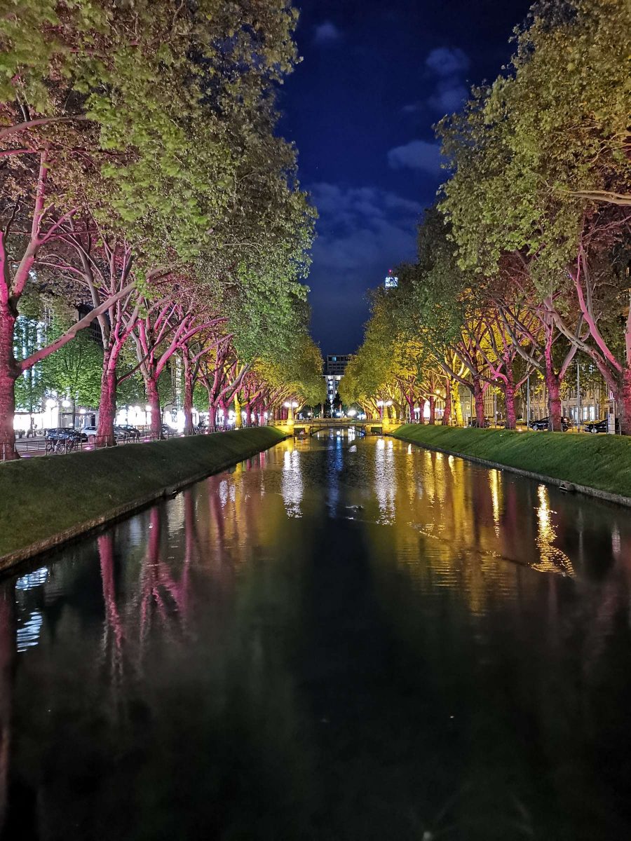 Düsseldorf Königsallee an einem herrlichen Frühling-Abend. Fotografiert von Fotograf Rainer Rössler mit einem Smartphone.