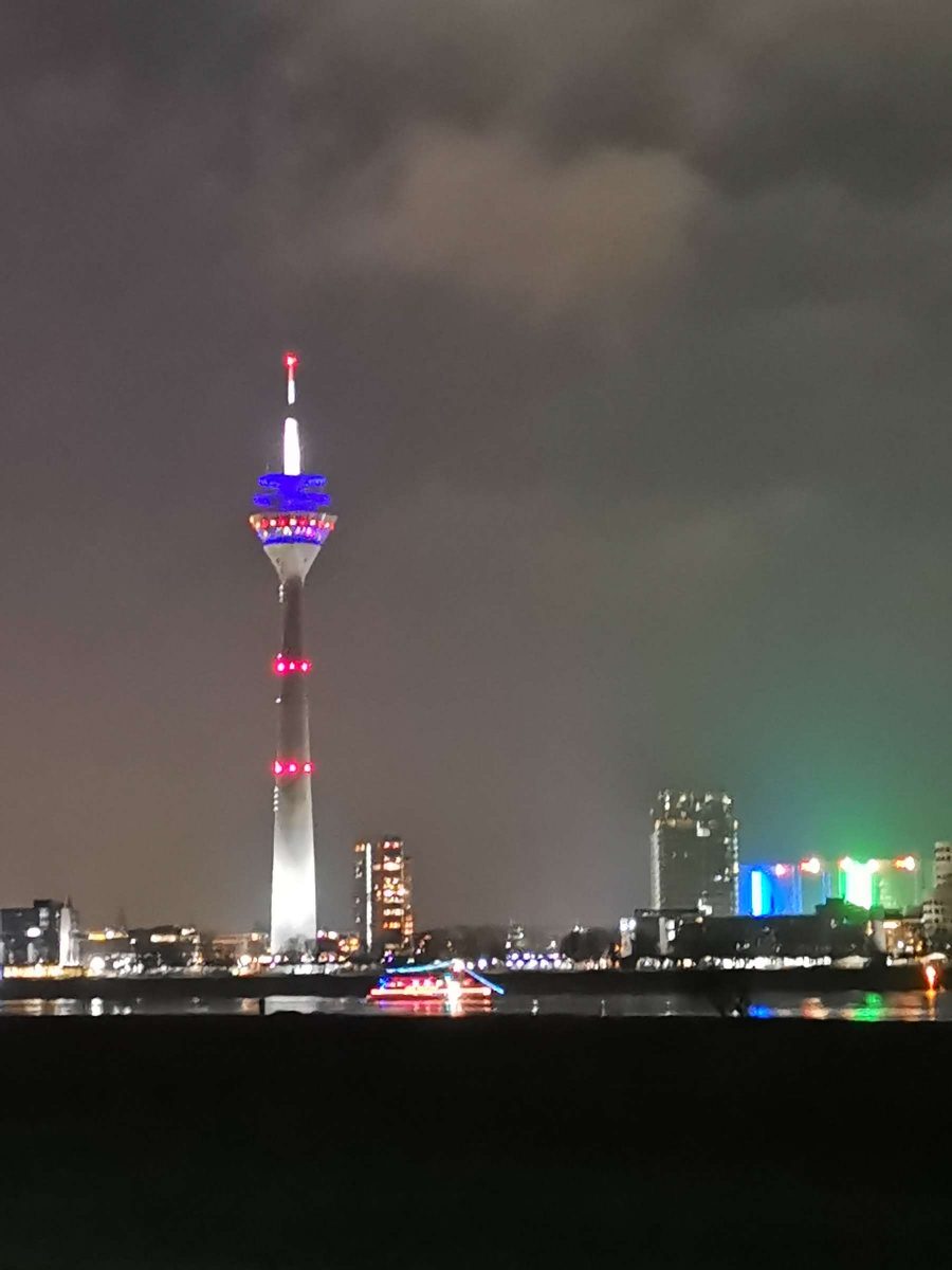 Silvesterabend am Rheinufer in Düsseldorf - Partyboot mit Ambiente-Lichtern vor der Skyline mit dem Rheintorturm - Fotoaufnahme mit einem Huawei Mate 20 Pro