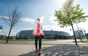 Personenfotograf Essen - Fashionshooting mit junger Frau im Kleid im eleganten Stil am Berliner Platz mit Limbecker Platz im Hintergrund