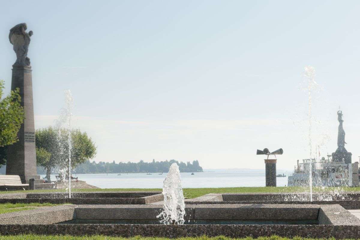 Foto in Konstanz. Imperia, Wasserbrunnen. Statue, Bodensee an einem herrlichen Sommermorgen.