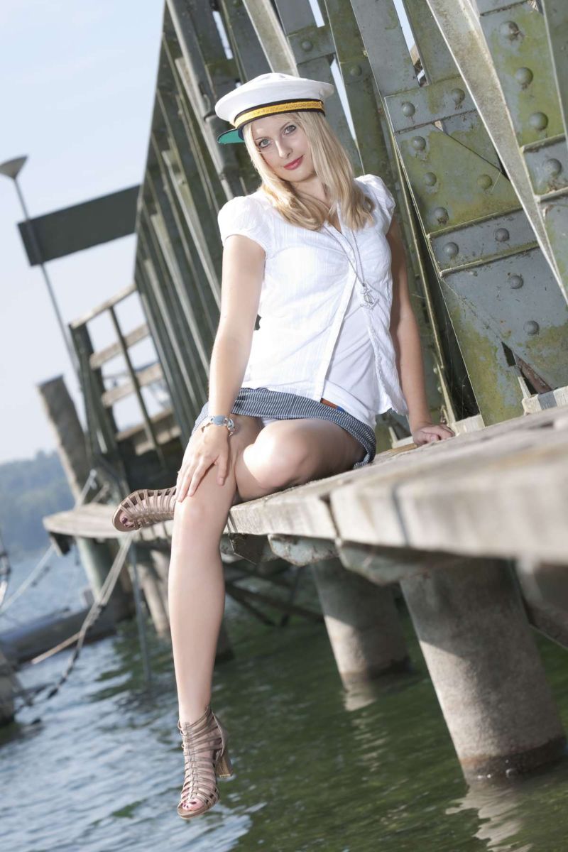 Junge hübsche Frau beim Fotoshooting mit Fotograf Rainer Rössler auf der Halbinsel Mettnau bei Radolfzell am Bodensee. Junge hübsche Frau beim Fotoshooting mit Fotograf Rainer Rössler auf der Halbinsel Mettnau bei Radolfzell am Bodensee.