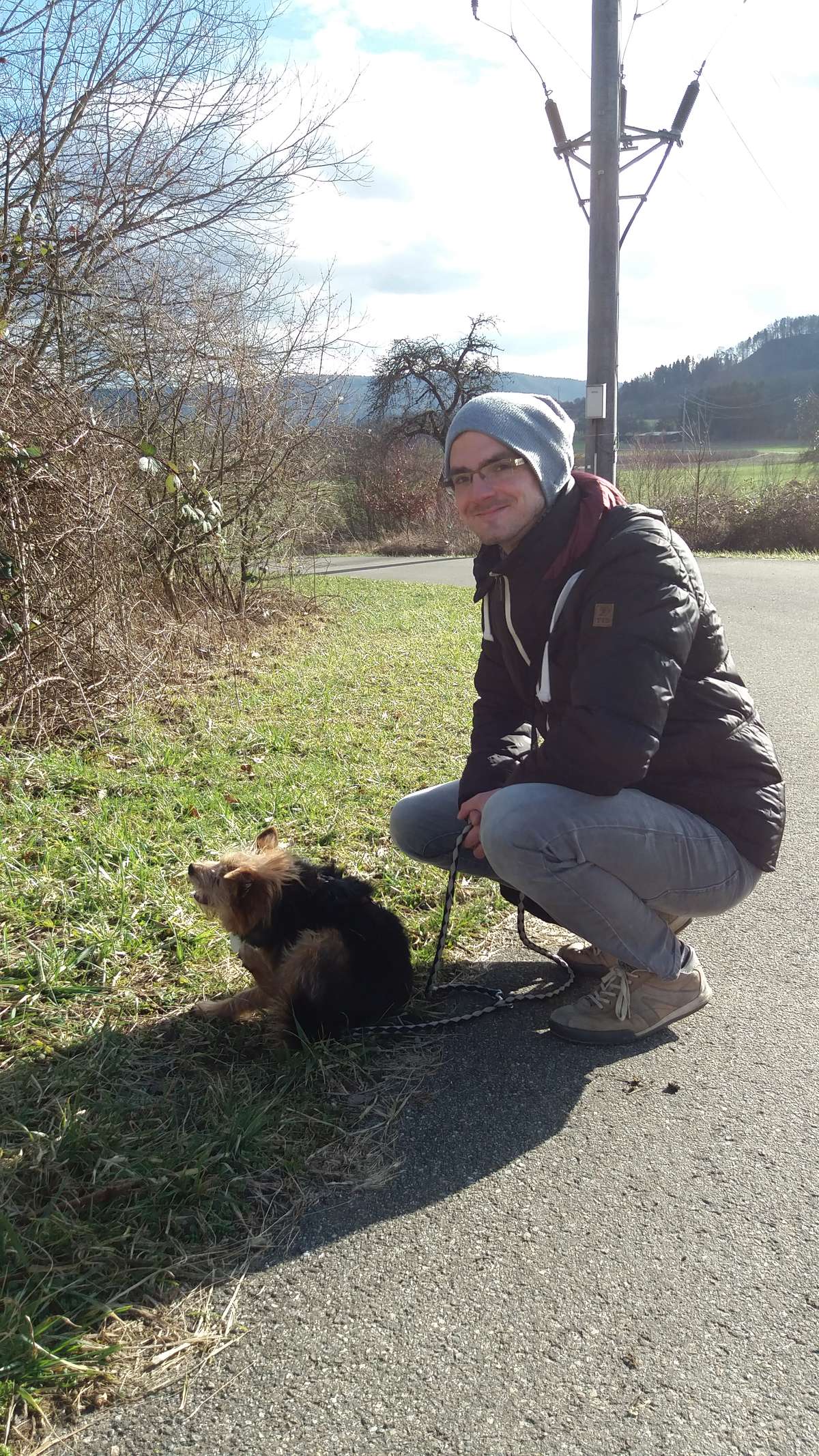 Fotograf Rainer Rössler beim freiwilligen Gassi gehen mit einem Hund aus dem Tierheim in Singen