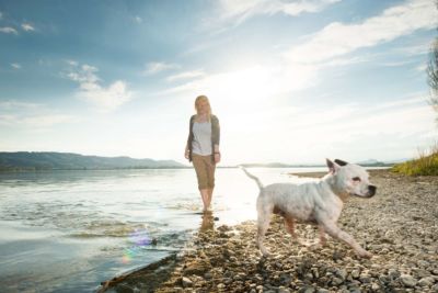 Junge hübsche Frau genießt die Freizeit mit ihrem Hund Rockie bei einem Fotoshooting mit Fotograf Rainer Rössler am wunderschönen Radolfzell am Bodensee