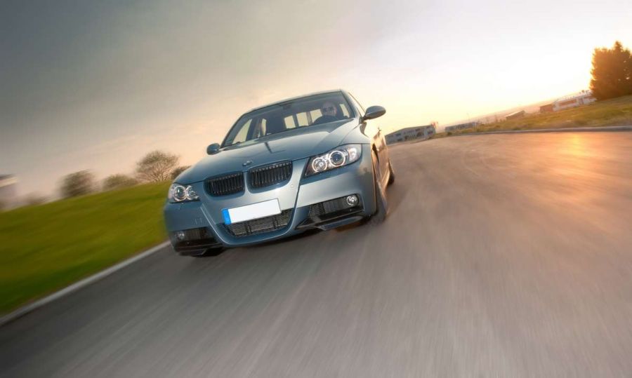 fotoshooting-bmw-fahrt-gegenlicht
