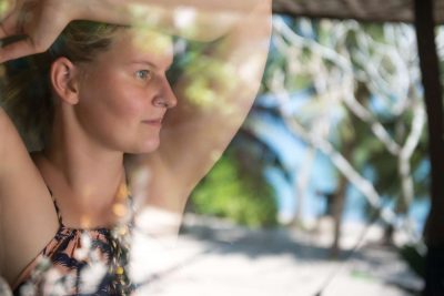 frau spiegelung strand palmen reisefotograf ko phangan thailand