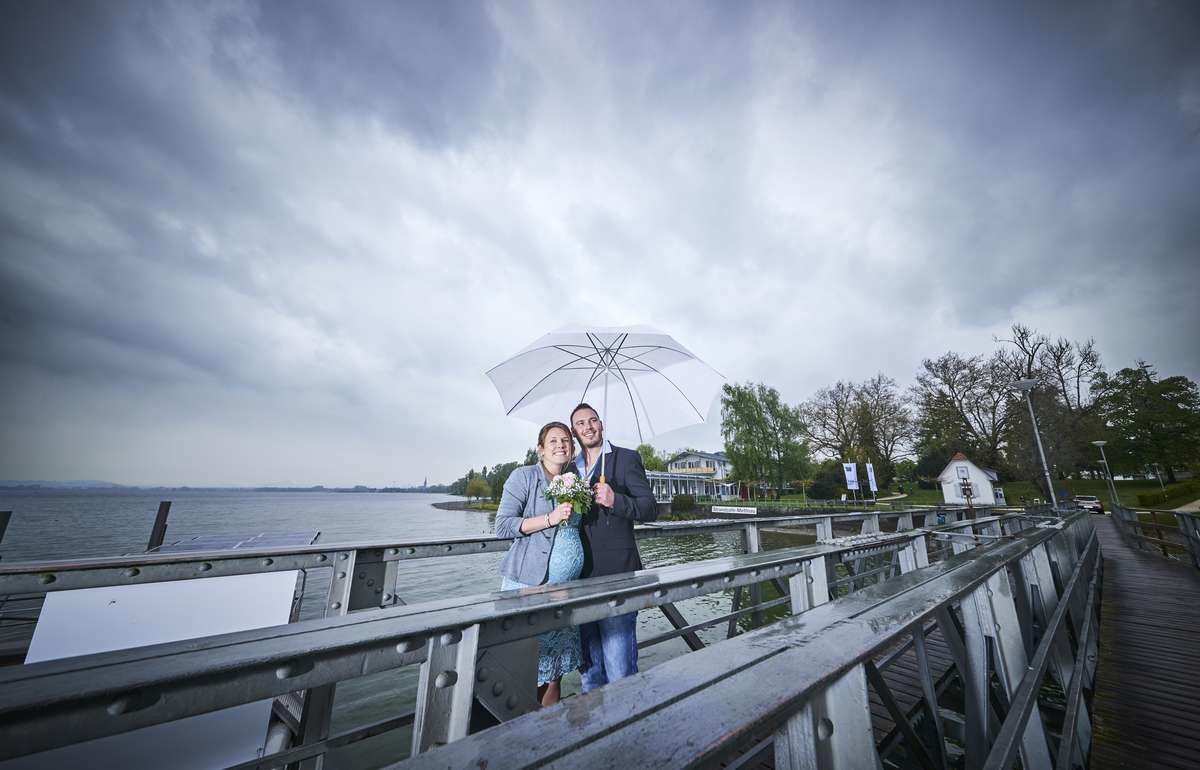 hochzeit mettnau bodensee regen brautpaar strandcafe