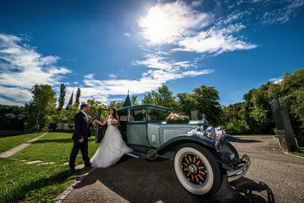 hochzeit rheinau musikinsel schweiz brautpaar fotoshooting hochzeitsfotograf oldtimer Brautpaar bei deren Hochzeit auf der Musikinsel Rheinau in der Schweiz beim Fotoshooting mit dem Hochzeitsfotograf