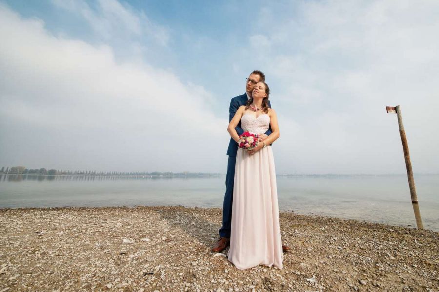 hochzeit strandbad moos brautpaar niedrigwasser bodensee fotoshooting ganzkörper