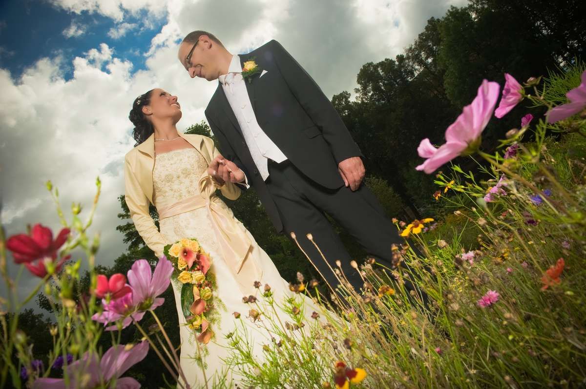 hochzeit tuttlingen brautpaar fotoshooting hochzeitsfotograf blumen