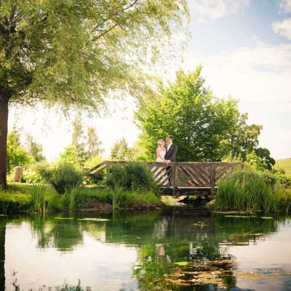 hochzeitsfotograf-bonndorf-schwarzwald-hochzeit-brautpaar-wasser-himmel-spiegelung