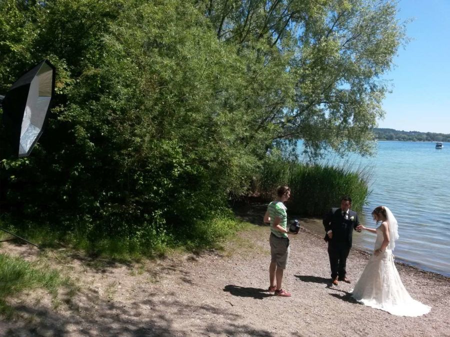 Hinter den Kulissen Foto vom Brautpaar und Fotograf beim Fotoshooting an der Hochzeit am Bodensee
