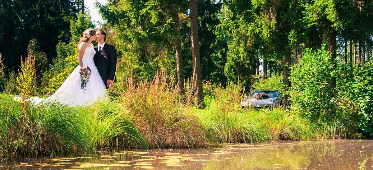 hochzeitsfotograf-rosenfeld-hochzeit-brautpaar-fotoshooting-wasser-weiher-auto