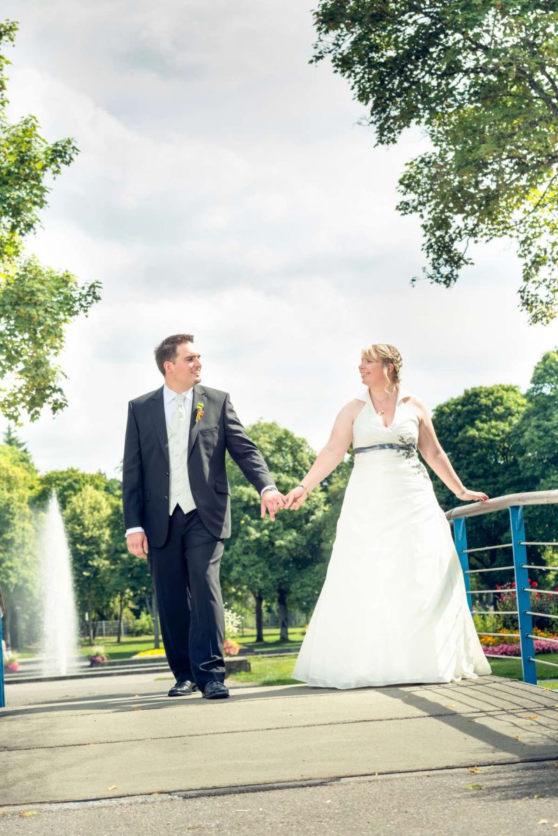 Foto vom Fotoshooting mit dem Brautpaar in Bad-Dürrheim im Park