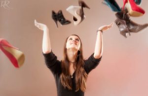 model stefanie sekler fliegende fallende schuhe highheels fotoshooting fotografie studio