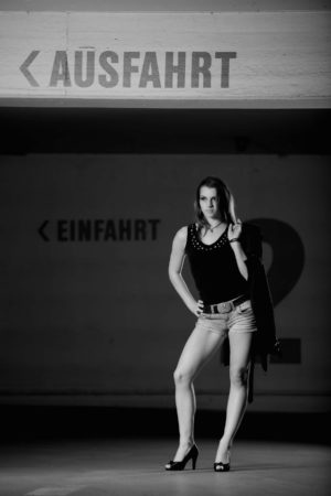 model stefanie sekler parkhaus sexy abends ausfahrt fotoshooting fotografie