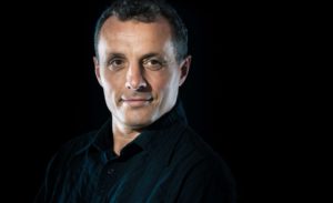 männer fotoshooting studio dunkler hintergrund moderner look headshot