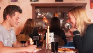 pärchen pizzeria mann frau pizza kerze fotoshooting werbefotografie