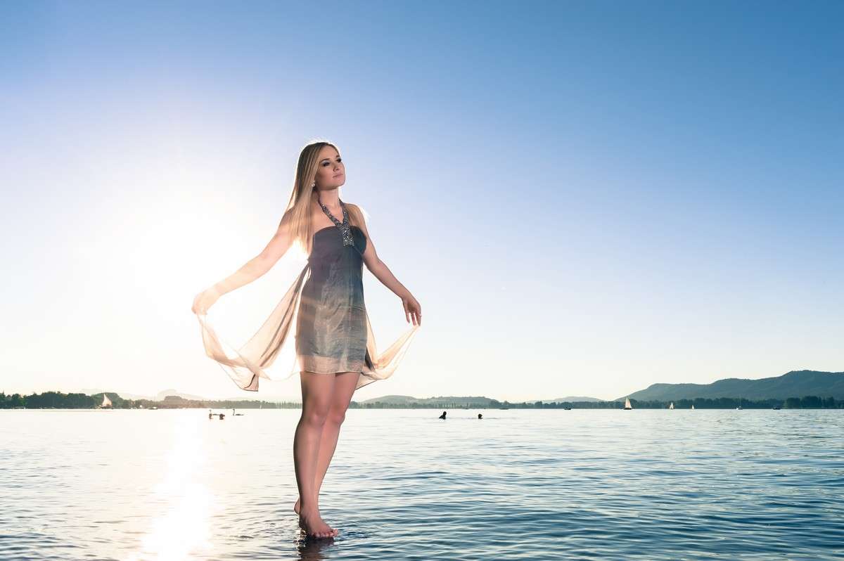 Foto vom Projekt "Die Bodensee-Grazie". Eine hübsche Frau scheint über das Wasser (Bodensee) laufen zu können fotografiert von Fotograf Rainer Rössler