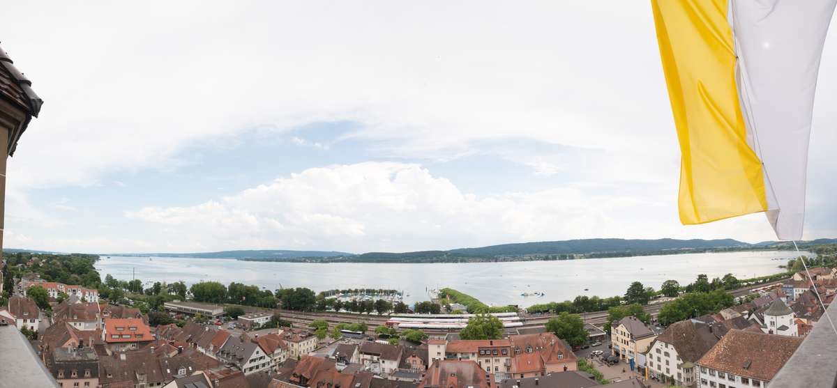 Foto Aussicht vom Münsterturm Radolfzell. Panorama Aufnahme der Promenade