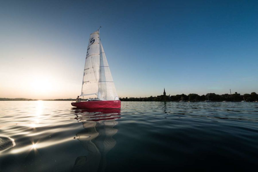 Lifestyle-Shooting - Segelschiff "Red Saphira" in der Abendsonne auf dem Untersee vor der Kulisse Radolfzell's
