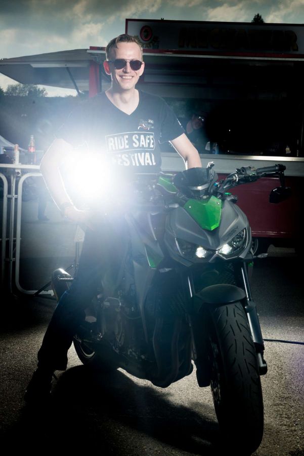 ride safe festival fotoshooting studio like kawa motorrad ganzkörper