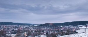 tuttlingen winter schnee abends blaue stunde lichter beleuchtet wolken